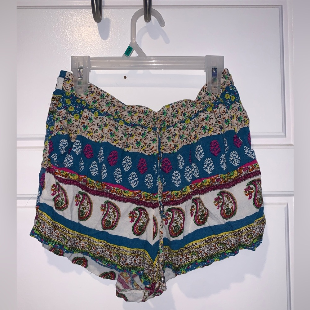 American Eagle Outfitters** Indie print flowy shorts     Size:(XS)